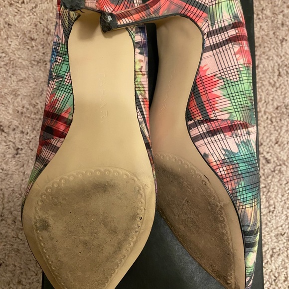 TAHARI CHARTER SCALLOP FLORAL PLAID 3” HEEL. - Picture 7 of 8